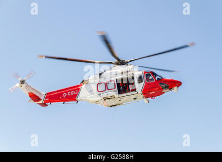 Una guardia costiera HM elicottero effettuando una esercitazione di soccorso su un traghetto in Bretagna nel mezzo del Canale della Manica Foto Stock