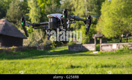 Flying drone è filmare in campagna Foto Stock