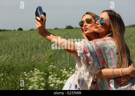 Ritratto di una giovane e bella donna gemelli. Foto Stock