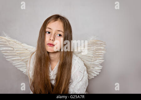 Ritratto di una ragazza che indossa ali d'angelo Foto Stock