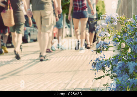 Sezione bassa delle persone che camminano giù street Foto Stock