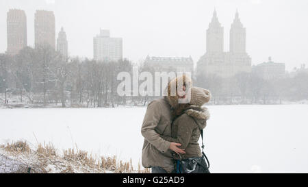 Giovane baciare in Central Park, Manhattan, New York, America, STATI UNITI D'AMERICA Foto Stock