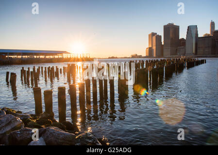 Vista di Manhattan da Brooklyn, New York, Stati Uniti Foto Stock