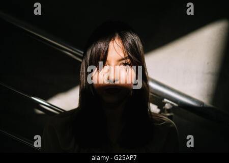 Ritratto di un volto di donna in ombra Foto Stock