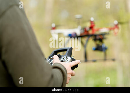 L'uomo controlla i un drone. Foto Stock