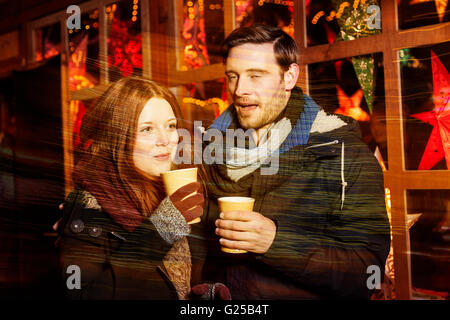 Giovane drunken sul mercato di natale Foto Stock