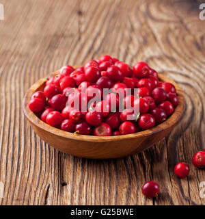 Cowberries, mirtilli rossi, mirtilli rossi in una ciotola Foto Stock