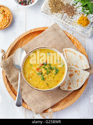 Zuppa di lenticchie con pane in un bianco ceramica ciotola vista superiore Foto Stock