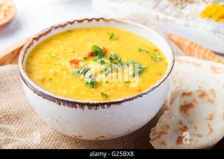 Zuppa di lenticchie con pane pita in ceramica ciotola bianco Foto Stock