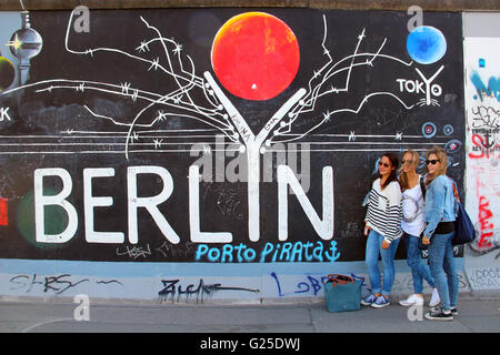 La East Side Gallery exhibition, la più grande galleria d'arte a cielo aperto in tutto il mondo, dipinta sul segmento del muro di Berlino Foto Stock