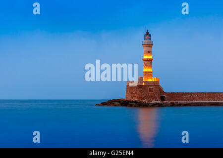 Faro di notte nel porto antico, CHANIA, CRETA Foto Stock