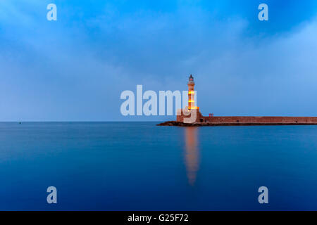 Faro di notte nel porto antico, CHANIA, CRETA Foto Stock