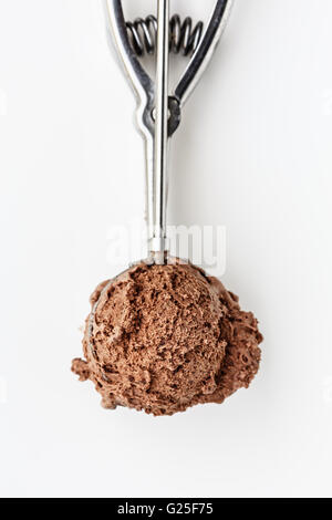 Gelato al cioccolato scoop su sfondo bianco Foto Stock