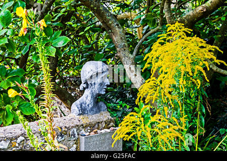 Busto di Virginia Woolf nel giardino di Monk's House; Büste von Virginia Woolf im Garten von Monk's House Foto Stock