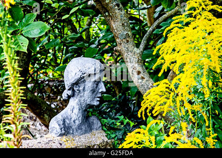 Busto di Virginia Woolf nel giardino di Monk's House; Büste von Virginia Woolf im Garten von Monk's House Foto Stock