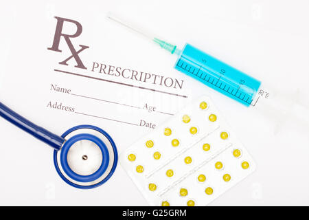 Prescrizione medica, pillole, uno stetoscopio e la siringa - simbolo della medicina Foto Stock