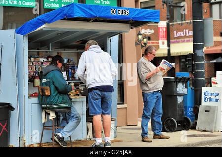 La gente del posto in pausa e intorno a un quartiere di edicola in Chicago Edison area parco. Chicago, Illinois, Stati Uniti d'America. Foto Stock