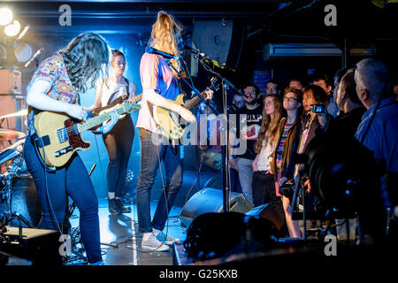 La grande luna gioca Komedia su 21/05/2016 a Komedia come parte del grande fuga New Music Festival di Brighton. Persone nella foto: Juliette Jackson, Soph Natha, Celia Archer, felce Ford. Foto di Julie Edwards. Foto Stock