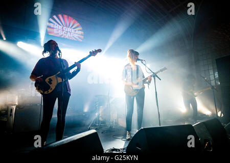 La grande luna riproduce il Corn Exchange su 21/05/2016 presso il Corn Exchange come parte del grande fuga New Music Festival di Brighton. Persone nella foto: Juliette Jackson, Soph Natha, Celia Archer, felce Ford. Foto di Julie Edwards. Foto Stock