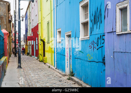 Color pastello negozi ed edifici in Valparaiso, Cile, America del Sud. Foto Stock