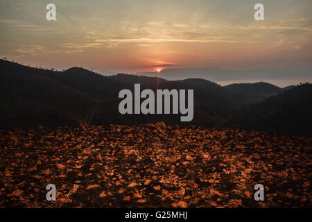 Sunrise oltre le montagne in un paese tropicale Foto Stock