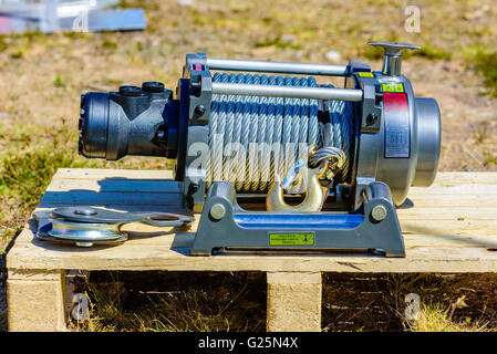 Emmaboda, Svezia - 13 Maggio 2016: la foresta e il trattore (Skog och traktor) fiera. Verricello motorizzato su un pallet. Foto Stock