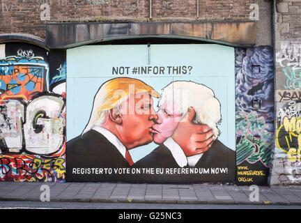 Un graffito murale di Donald Trump e Boris Johnson kissing, spruzzata su un edificio in disuso nella Stokes Croft area di Bristol. Foto Stock