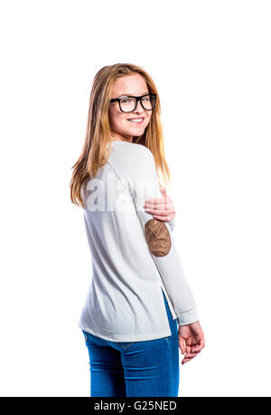 Ragazza in jeans e felpa, giovane donna, studio shot Foto Stock