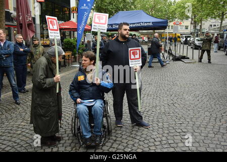 Alcune persone manifestano contro la pubblicità delle forze armate tedesche sulla Friedensplatz a Bonn, Germania Foto Stock