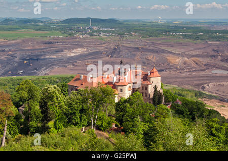 Jezeří o Eisenberg Chateau e lignite miniere di carbone più vicino e Litvinov, Boemia settentrionale, Repubblica Ceca Foto Stock