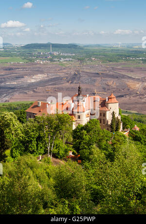 Jezeří o Eisenberg Chateau e lignite miniere di carbone più vicino e Litvinov, Boemia settentrionale, Repubblica Ceca Foto Stock