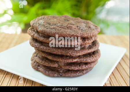 Pila di doppio i biscotti al cioccolato su una piastra bianca all'aperto Foto Stock