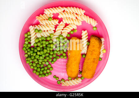 Cena con i bastoncini di pesce, pasta e piselli su un bambino piastra rosa Foto Stock