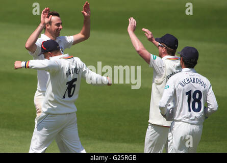 Il bowler di Durham James Weighell (a sinistra) celebra il lancio del wicket del battsman di Warwickshire Sam Hain per 6 anni con Scott Borthwick di Durham (seconda a sinistra) e il capitano Paul Collingwood (seconda a destra) durante il terzo giorno del campionato Specsaver County, la prima partita a Edgbaston, Birmingham. PREMERE ASSOCIAZIONE PHOO. Data immagine: Martedì 24 maggio 2016. Vedi storia della PA CRICKET Warwickshire. Il credito fotografico dovrebbe essere: Nick Potts/PA Wire. Foto Stock