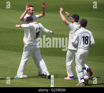 Il bowler di Durham James Weighell (a sinistra) celebra il lancio del wicket del battsman di Warwickshire Sam Hain per 6 anni con Scott Borthwick di Durham (seconda a sinistra) e il capitano Paul Collingwood (seconda a destra) durante il terzo giorno del campionato Specsaver County, la prima partita a Edgbaston, Birmingham. PREMERE ASSOCIAZIONE PHOO. Data immagine: Martedì 24 maggio 2016. Vedi storia della PA CRICKET Warwickshire. Il credito fotografico dovrebbe essere: Nick Potts/PA Wire. RESTRIZIONI: . Nessun uso commerciale senza previo consenso scritto della BCE. Solo per l'uso di immagini fisse. Nessuna immagine in movimento per emulare la trasmissione. Nessuna rimozione o oscuramento dello sponsor Foto Stock