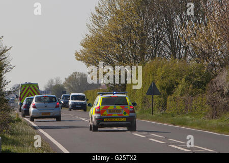 Paramedico di emergenza veicolo risponde alla chiamata su occupato A149 strada in Norfolk. Foto Stock