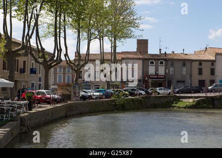 Vista dal retro della barca verso Trèbes centro città Foto Stock