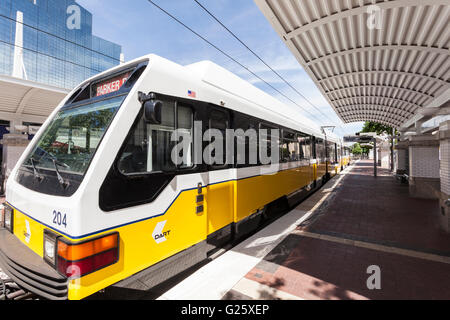 Treno DART presso la Union Station a Dallas Foto Stock