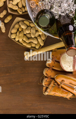 Chiusura del vecchio usurato attrezzatura da baseball su uno sfondo di legno. Foto Stock