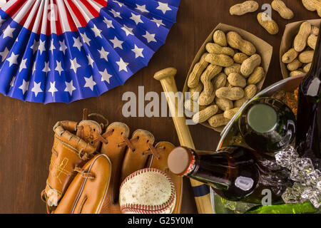 Chiusura del vecchio usurato attrezzatura da baseball su uno sfondo di legno. Foto Stock