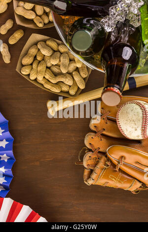 Chiusura del vecchio usurato attrezzatura da baseball su uno sfondo di legno. Foto Stock