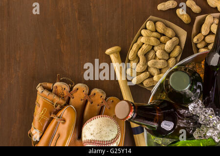 Chiusura del vecchio usurato attrezzatura da baseball su uno sfondo di legno. Foto Stock