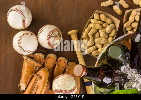 Chiusura del vecchio usurato attrezzatura da baseball su uno sfondo di legno. Foto Stock