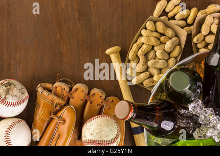 Chiusura del vecchio usurato attrezzatura da baseball su uno sfondo di legno. Foto Stock