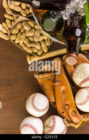 Chiusura del vecchio usurato attrezzatura da baseball su uno sfondo di legno. Foto Stock