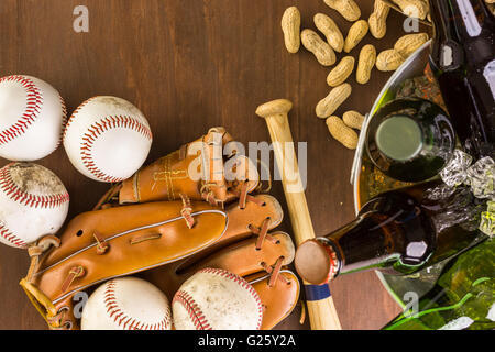 Chiusura del vecchio usurato attrezzatura da baseball su uno sfondo di legno. Foto Stock