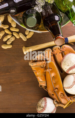 Chiusura del vecchio usurato attrezzatura da baseball su uno sfondo di legno. Foto Stock