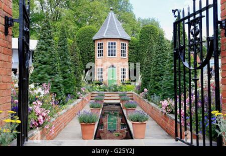 Ruotare gli alberi in Harrods British eccentrici giardino alla 2016 RHS Chelsea Flower Show. Foto Stock