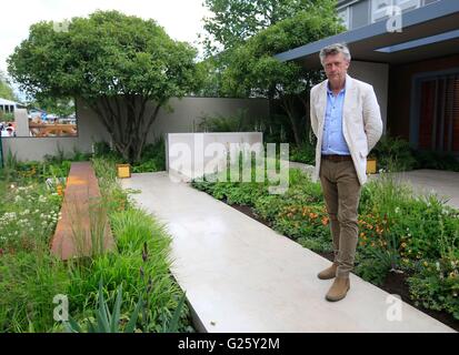 Medaglia d'oro vincendo il designer Paul Martin sorge in Vestra ricchezza il giardino di memori che vivono a 2016 RHS Chelsea Flower Show. Foto Stock