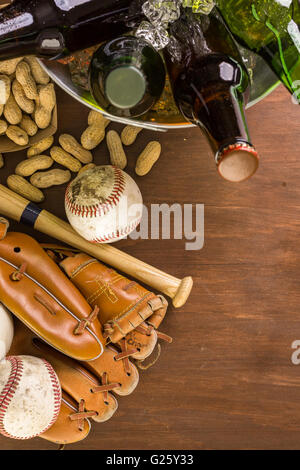 Chiusura del vecchio usurato attrezzatura da baseball su uno sfondo di legno. Foto Stock